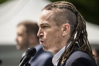 Piráti po utahaném startu otáčejí kormidlo. Místo límečku přijde harmonika - Seznam Zprávy